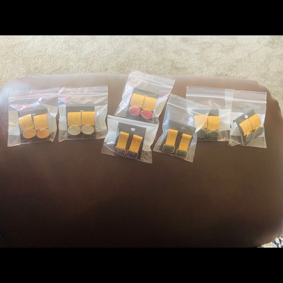 Stud style earrings - Picture 3 of 7